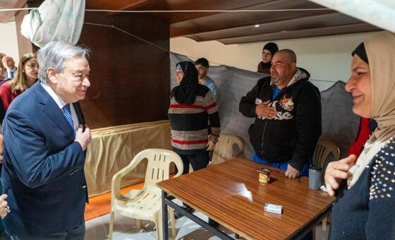 الأمين العام للأمم المتحدة أنطونيو غوتيريش يتلقي في مكان إيواء بالعاصمة اللبنانية بيروت، عائلات اضطرت إلى النزوح بسبب الأعمال القتالية وإنذارات الإخلاء.